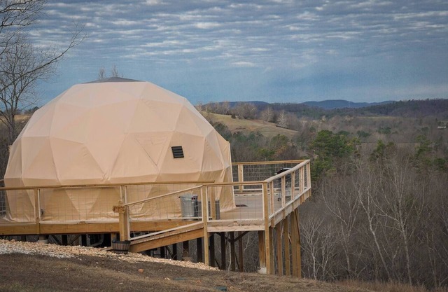 Fox Wood Luxury Glamping Dome with Indoor Jacuzzi, built-in hammock and Mountain Views - only 15 minutes from downtown Eureka Springs and 8 minutes from Beaver Lake.
