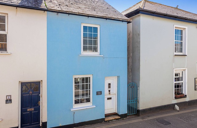 FOXBEAR, pet friendly, with open fire in Malborough