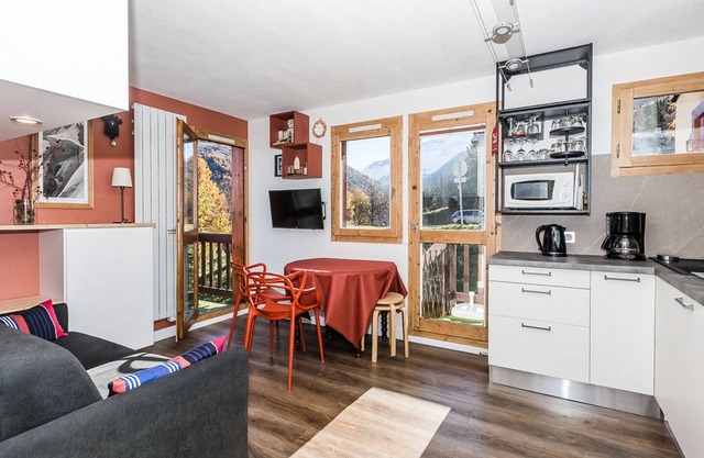 Cozy Renovated Apartment, Ski-in/Ski-out, Balconies, Modern Amenities, Free Parking, Montchavin