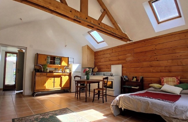 Studio with terrace and garden 15 minutes from Guédelon