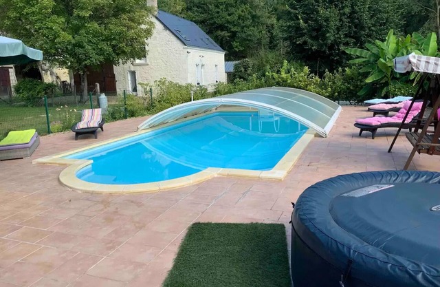 Peaceful Retreat Near ZooParc de Beauval: Modern Comforts, Heated Pool, Nature, and History