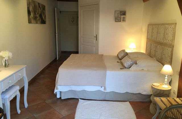 Charming farmhouse guest room