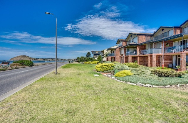 Franklin Beachfront Apartment: Superb View, Ground Floor, WiFi, 3BR
