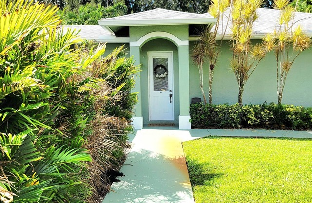 Frannies Place in The Acreage KING beds