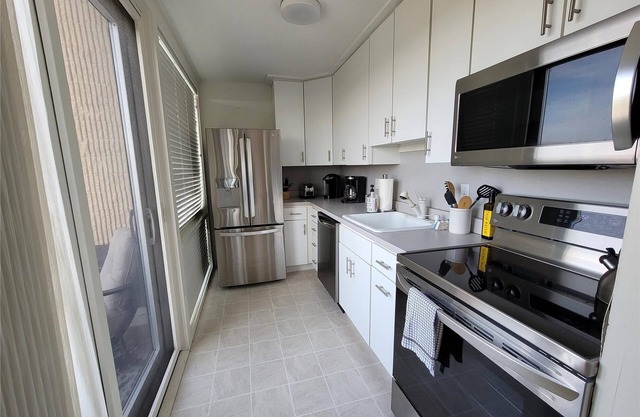 FREE Activities. LINENS INCLUDED*! UMBRELLA & 2 CHAIRS SET UP EVERY MORNING! REHOBOTH BEACH, NORTH SHORES. 2 bedroom, 1 bath condo with dishwasher, central AC in popular North Shores.