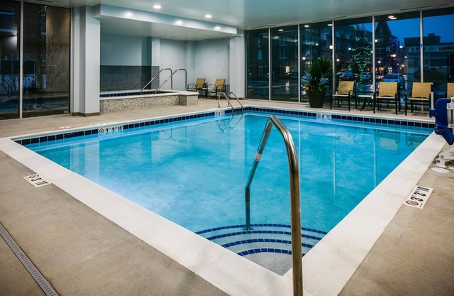 Free Breakfast, Free Wi-Fi, Indoor Pool, Hot Tub | Studio with Roll-in Shower