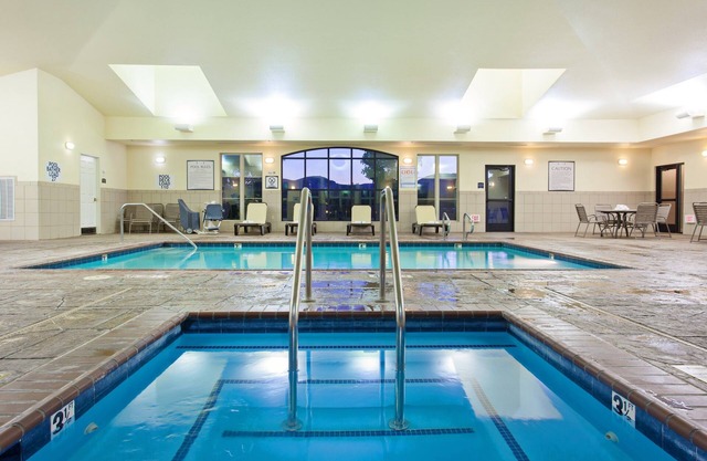 Free Breakfast. Pool & Hot Tub. King Suite at Staybridge!