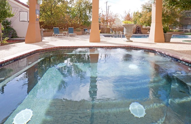 Free Breakfast. Shared Pool & Hot Tub. Studio Near Texas Tech University & University Medical Center.
