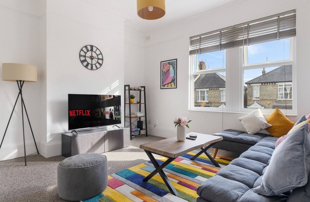 Free Parking! 2BD Great Transport Links w/Balcony