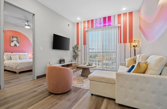 Free Parking! 2BR, Sleeps 6! Nashville Vibe