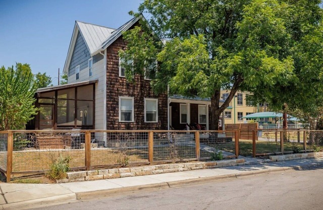 Free Parking, East Austin - Corner Cabin - Portoro