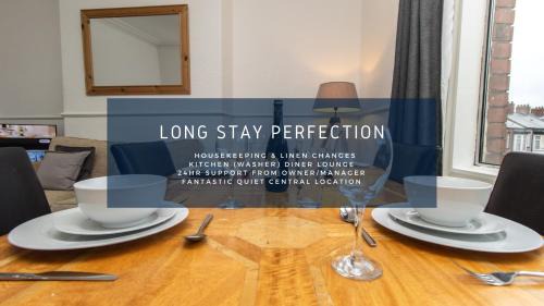 Free Parking, Fast WIFI, Fully Equipped Kitchen, 15 min drive to Nissan, 20 min to Newcastle Sunderland, Ideal for Long Term Contractor etc Stays, Regular Housekeeping Option - Dwellcome Home Ltd 4 King Bedroom Townhouse - See Our Site for Assurance