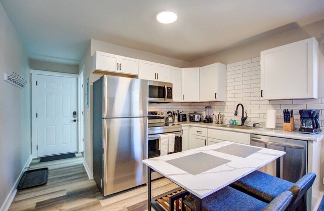 Free parking. In-unit washer & dryer. A/C. Pets Ok