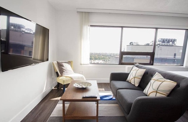Free Parking & Wi-Fi! Downtown Studio Suite