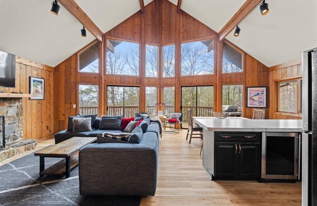 FREE POOL ACCESS - Stunning Snowbird Lodge at Massanutten Resort