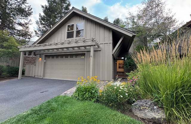 Fremont Crossing 4Bdrms, 2 masters, one on main, HotTub, Sleeps 12, SHARC passes