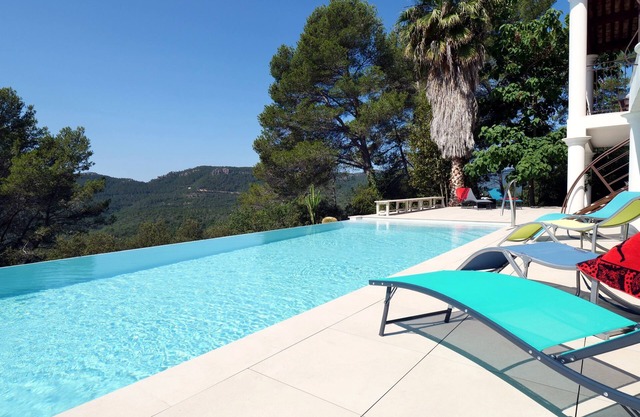 French Riviera Air-conditioned Villa with heated infinity pool, Amazing view