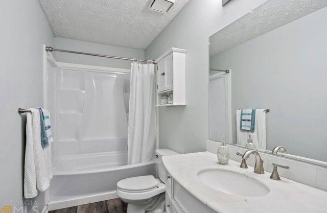 Fresh and cozy 2bd 1bath home. Only 10mins to the airport and 10mins to the city