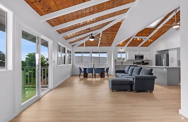 Freshly Remodeled w/Vaulted Ceilings ,Lanai view 3.5 mi from Airport Live Local