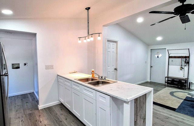 Freshly renovated retreat in Salt Springs, FL-1 mile away from Recreation Area.