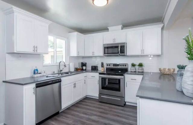 Fresno House|2/1:Large Backyard|1/2 mile to 99Hwy!