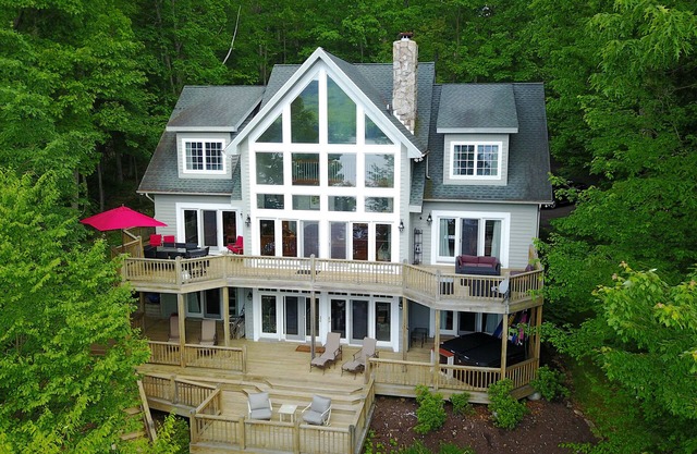 Friday's Escape | 5 Master Suites! Stunning Lakefront + Hot Tub