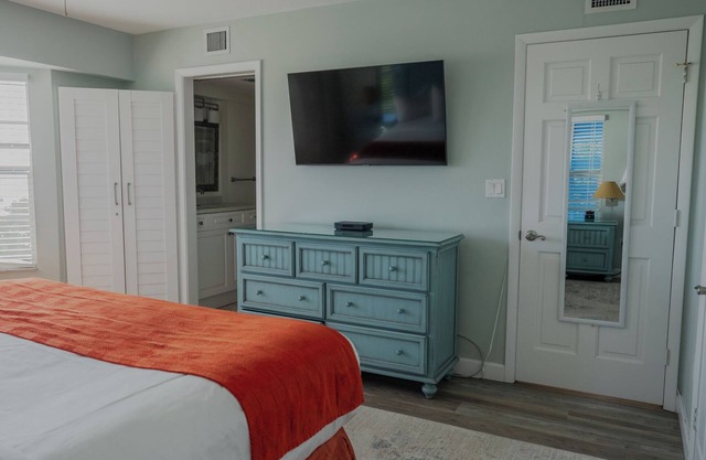 Friends' Getaway 1BR w/Ocean View, Pool & Beach