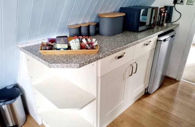 FRONT LINE Chalet with OPEN Sea Views & Swimming Pool in Kingsdown No14