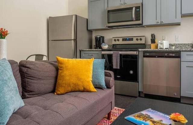 Frontdesk |1 BR Apt near Market Square