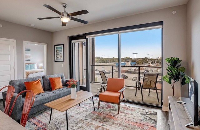 Frontdesk | 2 BR Apt short drive to Lake Travis