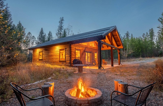 Frontier Cabin, 7 min to Glacier, Fire Pit