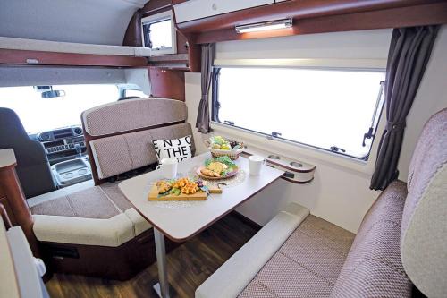 Fukuroneko RV 海辺の駐車場でキャンピングカーでの車中泊