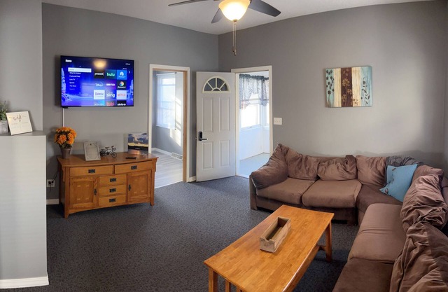 Full House in Downtown Ottawa, Very Short Walk to Downtown and Restaurants!