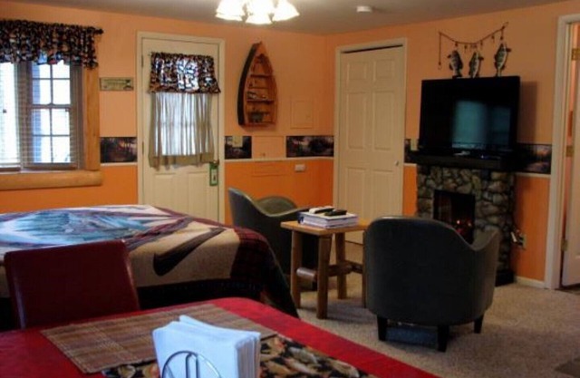 Full Kitchen - Kayaks - outdoor Jacuzzi - on Lake Dubbonet- near Traverse City