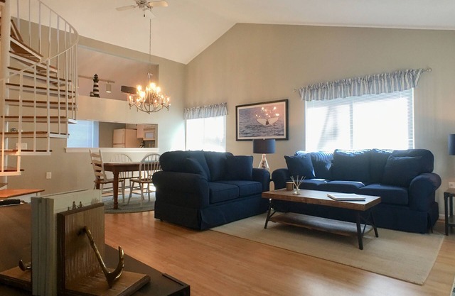 Fully Air Conditioned & Renovated with new furnishings, King Bed & Pool (Fees apply)