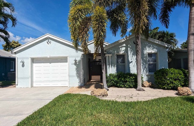 Fully Equipped 3/3 w/hot tub 1 Mile To Beach