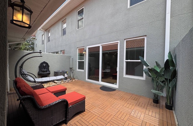 Fully renovated 3-bedroom townhome Kissimmee - Close to theme parks and airport