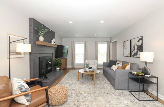 Fully Renovated - 30 Night Min - 3/2.5 - Dogs OK - Smart Home