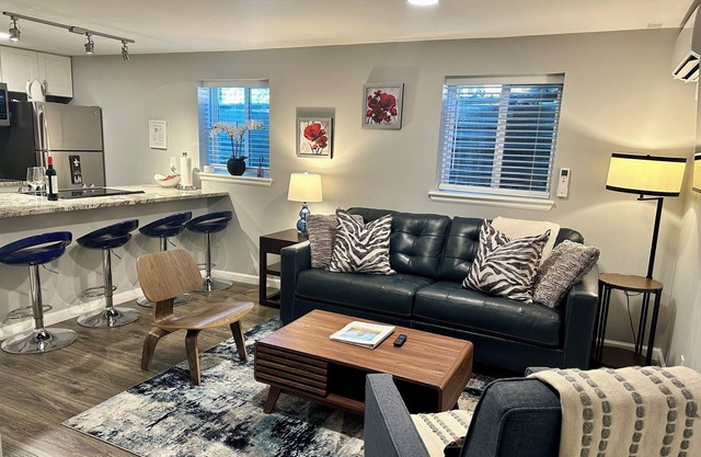 Fully stocked new apt, work from home + Free Parking!