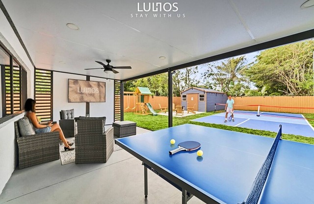 Fun Getaway: Pool, Jacuzzi, Games, 7BR, Stadium