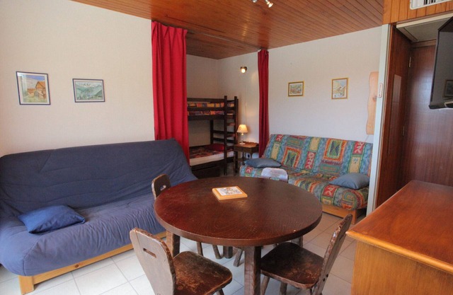 Functional studio 3rd floor, 4 people, equipped kitchen, balcony