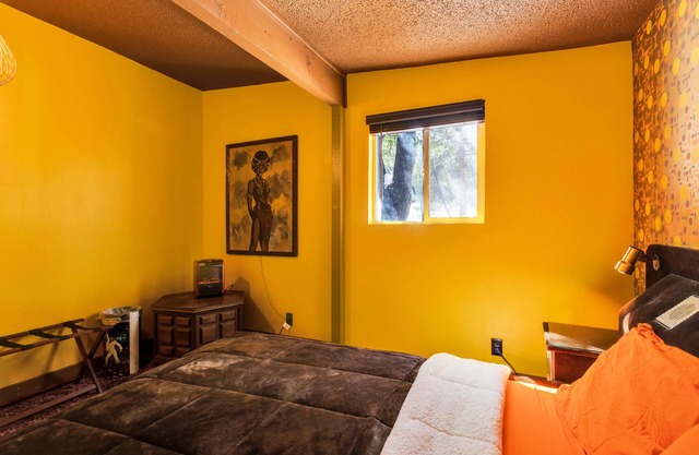 Funky & Fun 3-bedroom house in Idyllwild-Pine Cove with Hot Tub & EV Charger