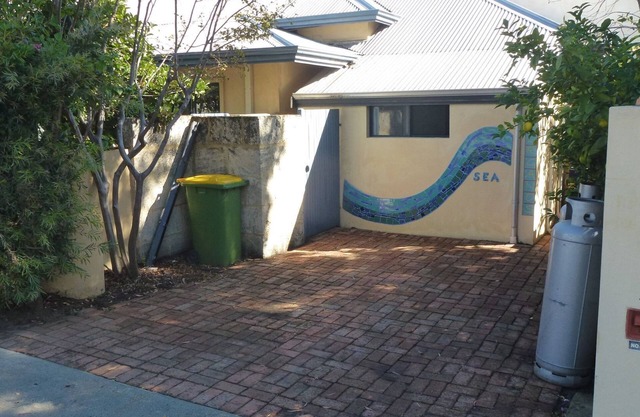 Funky large one bed apartment with balcony and great outdoor dinning