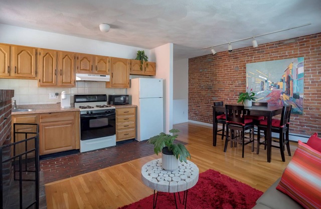 Furnished 3- Bedrooms near Hospitals & Universities in vibrant Boston w/Wifi.