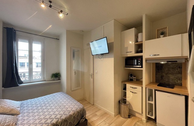 Furnished and equipped room in a downtown residence