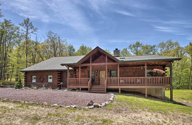 Furnished Deck, Hot Tub & Grill: Poconos Cabin!