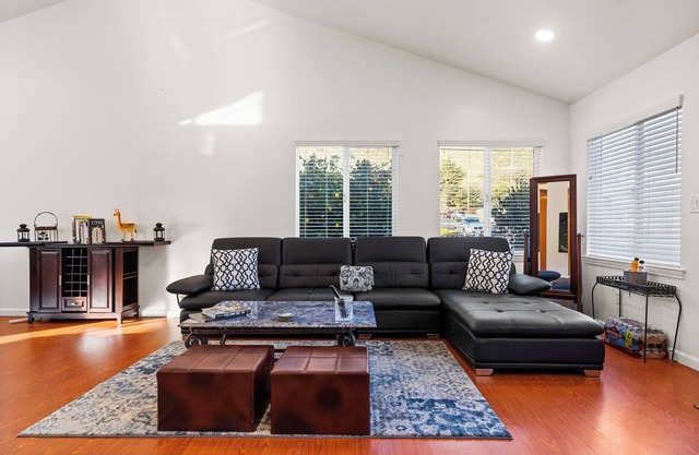 Furnished Home-Safe Neighborhood-Surrounded by Mountains-Free Parking-Near SFO!