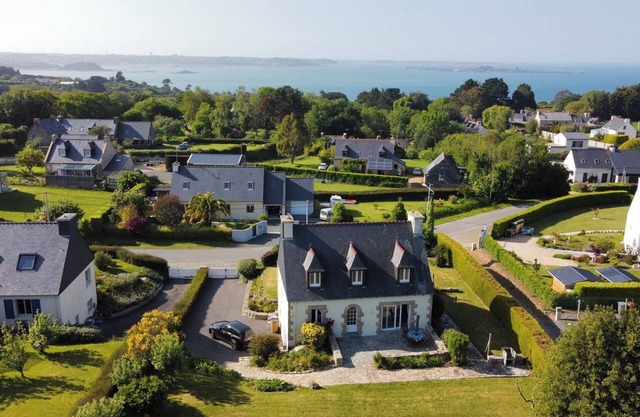 Furnished holiday home close to the GR 34 and small sea view