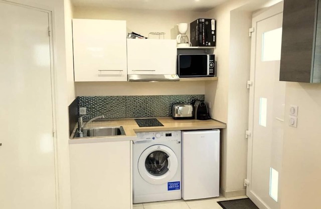 Furnished studio with shared courtyard in city center