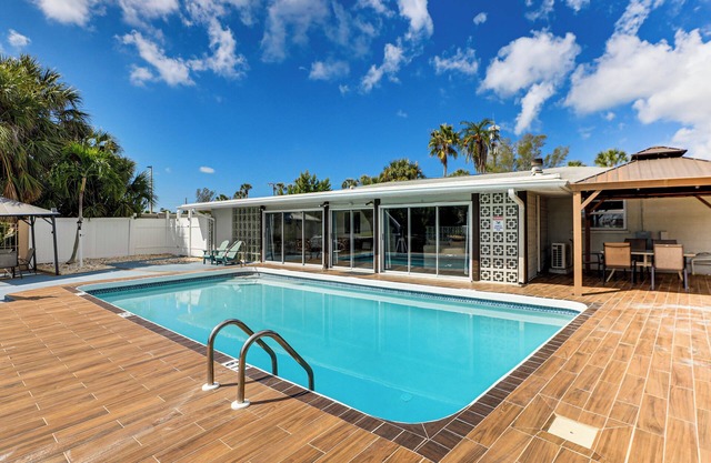 Furnished Sunroom w/TV! Canal-Front Bradenton Gem